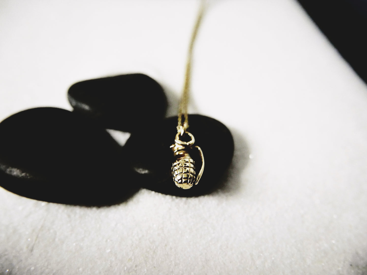 9 carat yellow gold grenade pendant/charm