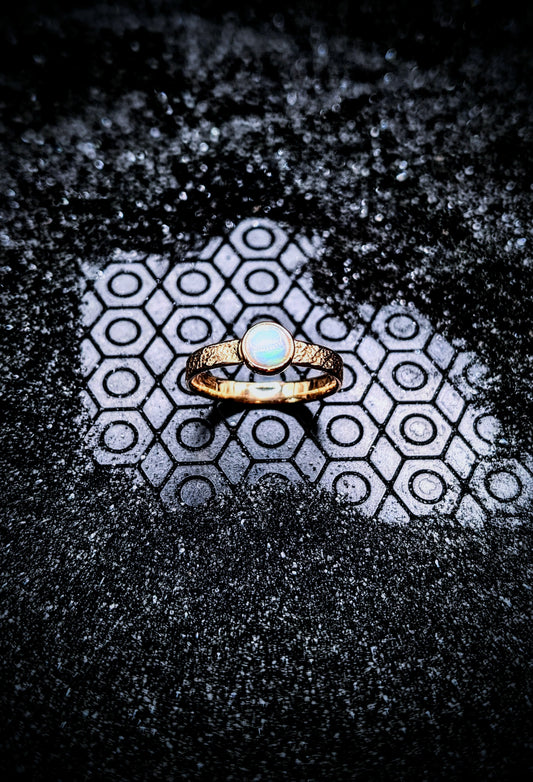 Opal and 9 carat yellow gold ring