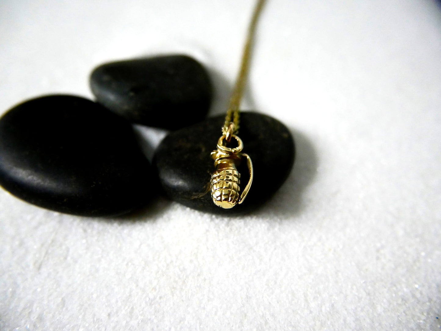 9 carat  yellow gold grenade pendant/charm