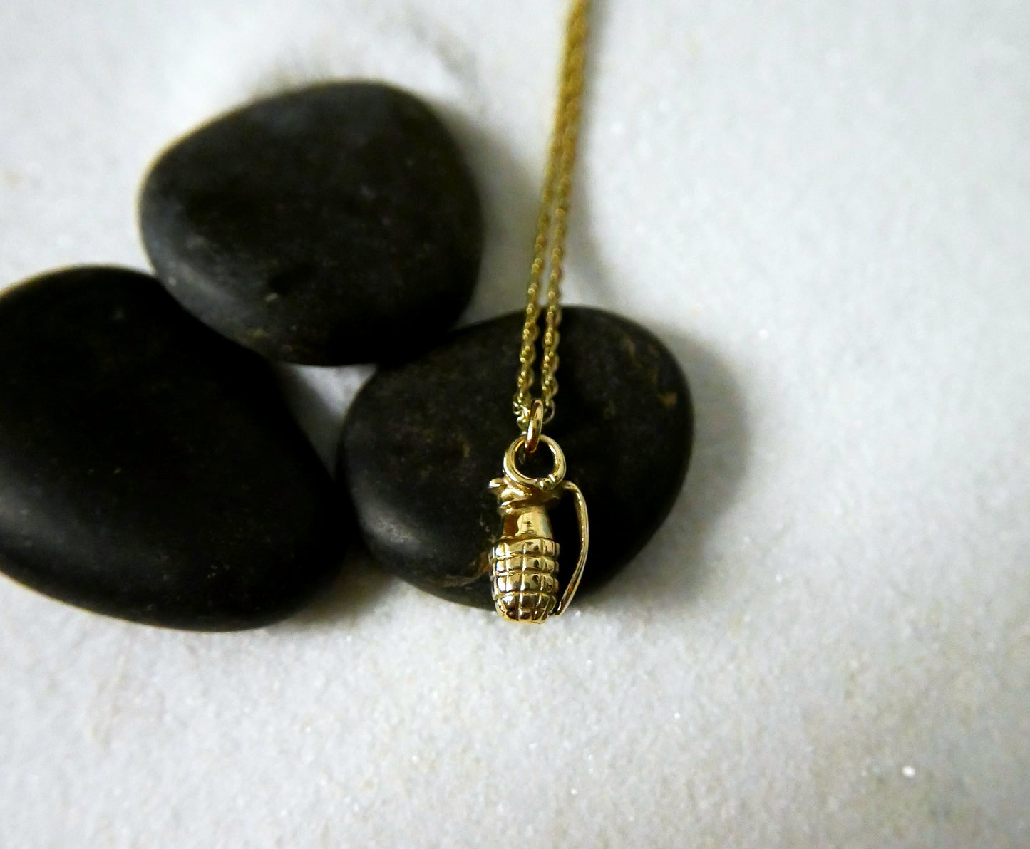 9 carat  yellow gold grenade pendant/charm